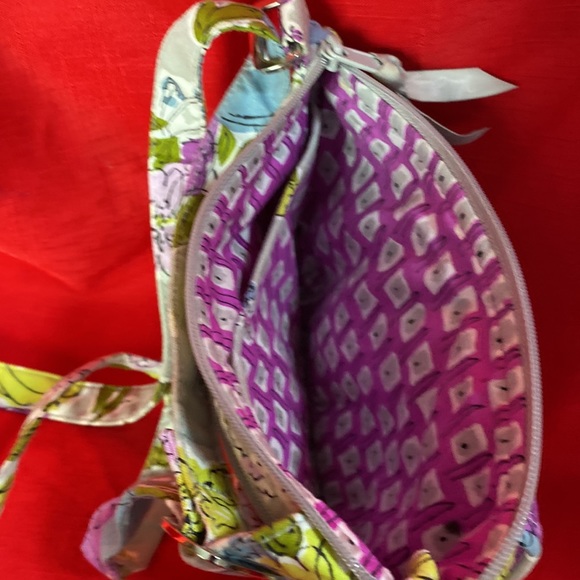 VERA BRADLEY CROSS BODY SMALL PURSE FLOWERS ON GRAY BACKGROUND GUC - Picture 9 of 12